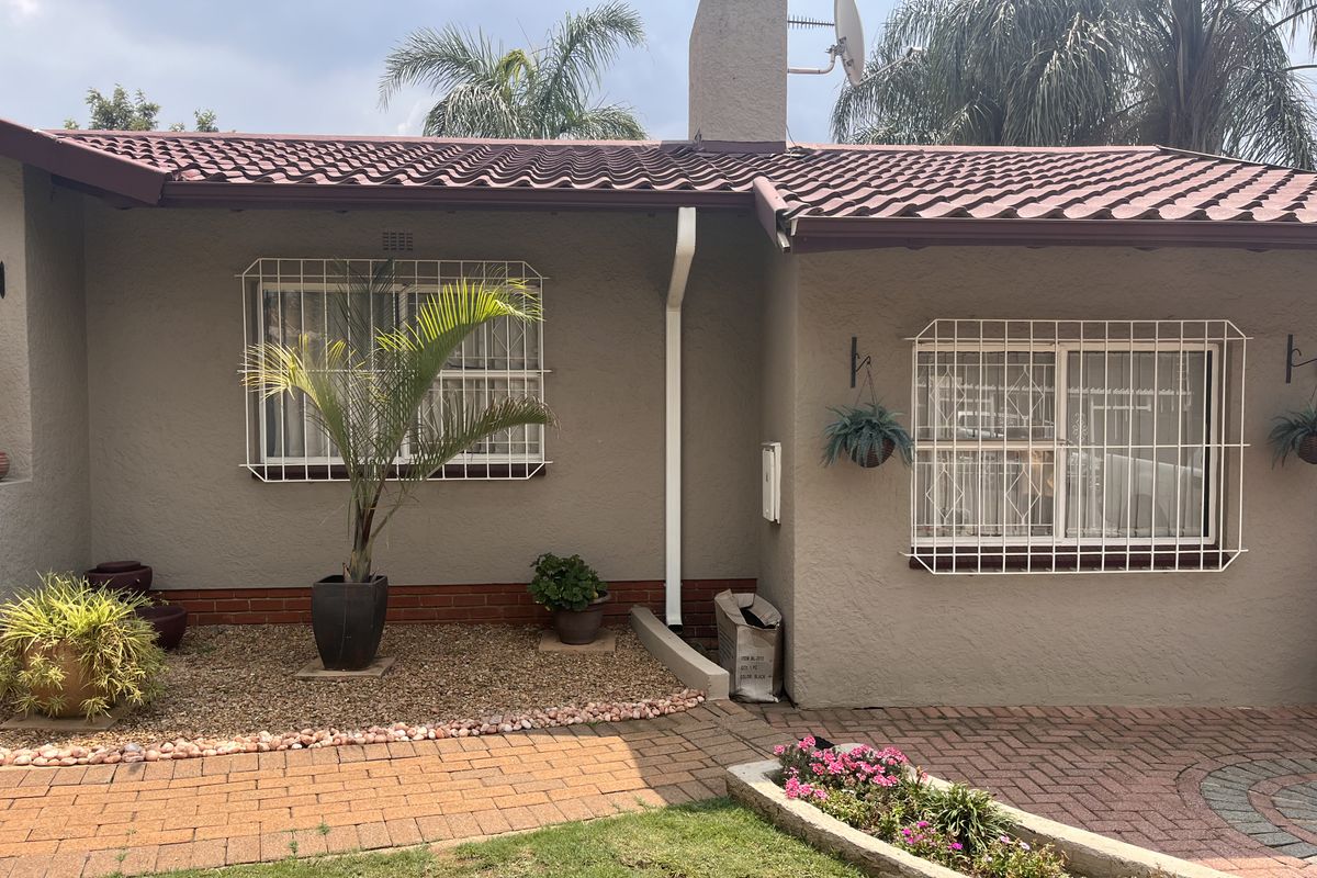 NEAT FAMILY HOME - Photo 2