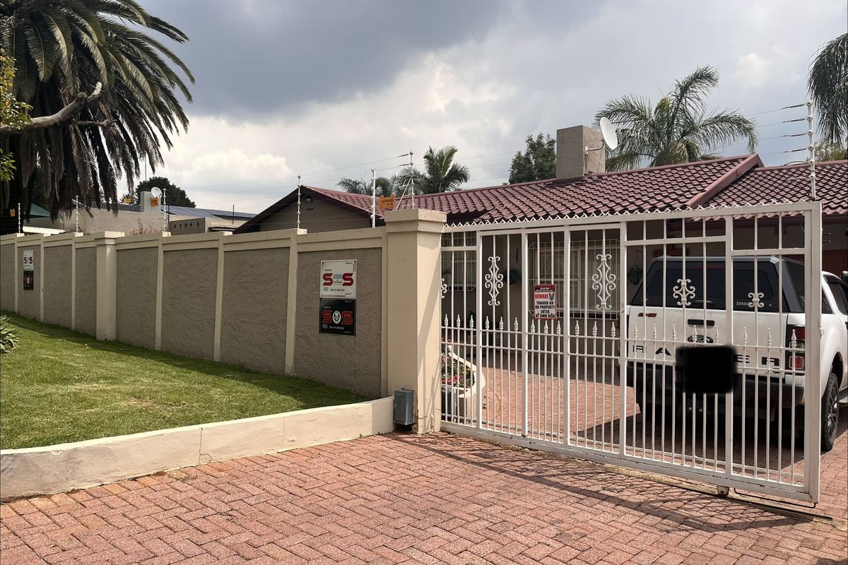 NEAT FAMILY HOME - Photo 3