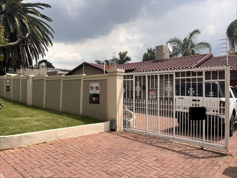 NEAT FAMILY HOME - Photo 3