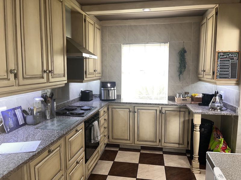 NEAT FAMILY HOME - Photo 7