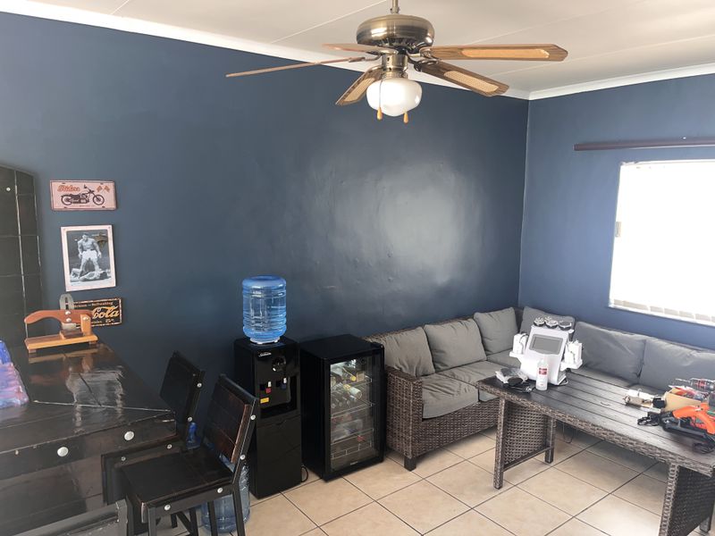 NEAT FAMILY HOME - Photo 6