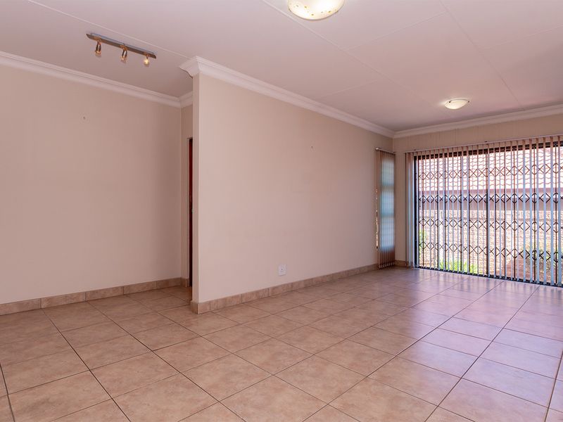 Freestanding Townhouse in Parkrand - Photo 6