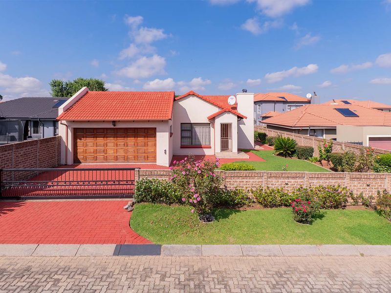 Freestanding Townhouse in Parkrand - Photo 2