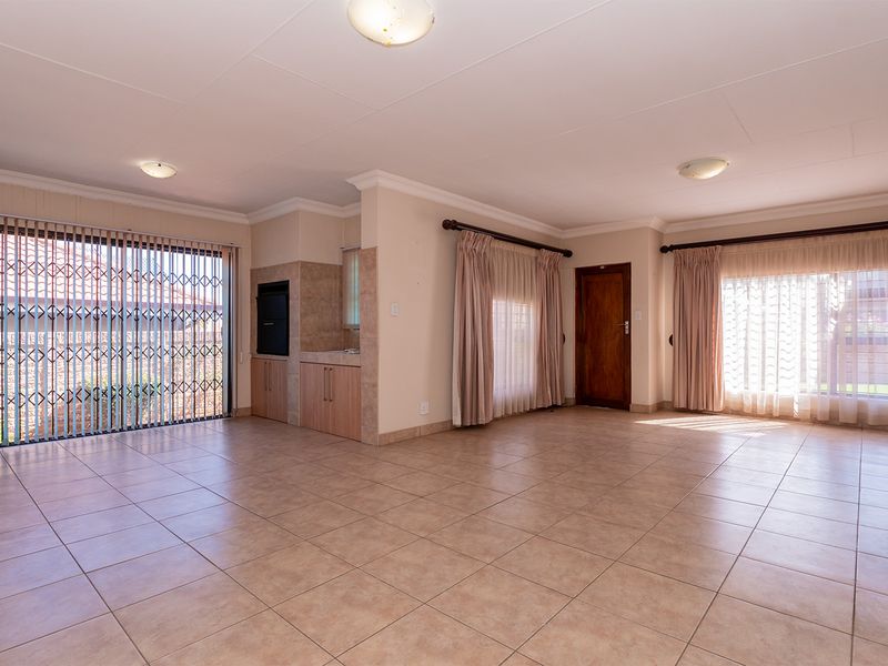 Freestanding Townhouse in Parkrand - Photo 5