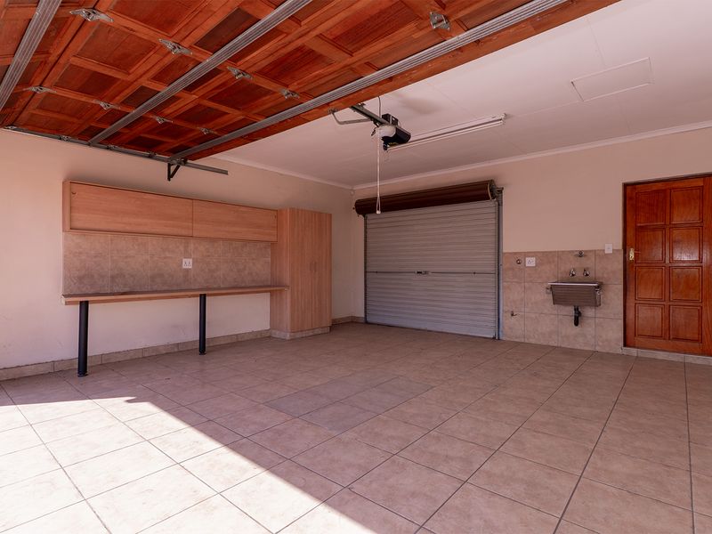 Freestanding Townhouse in Parkrand - Photo 4