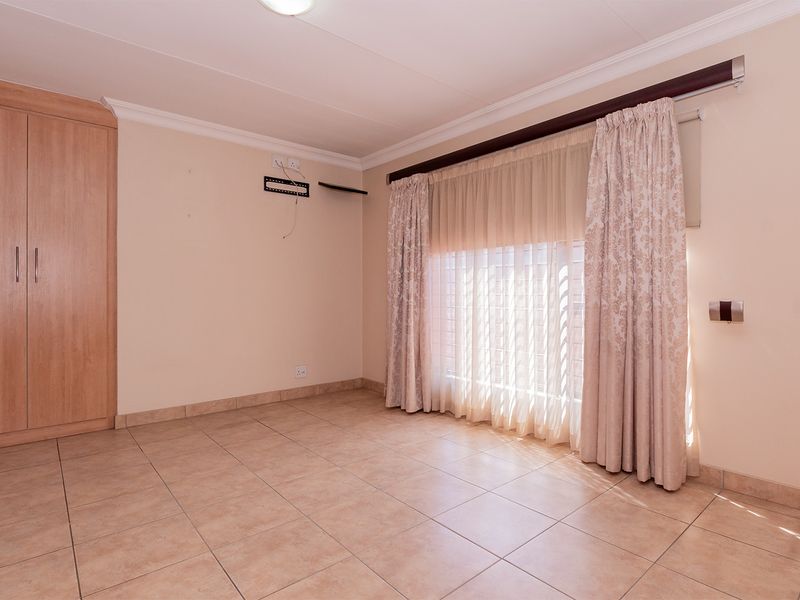 Freestanding Townhouse in Parkrand - Photo 9