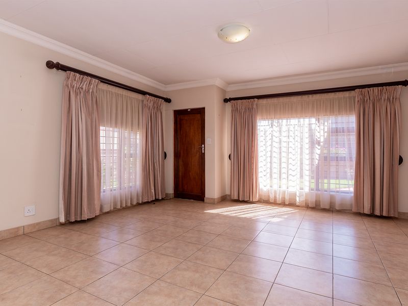 Freestanding Townhouse in Parkrand - Photo 7