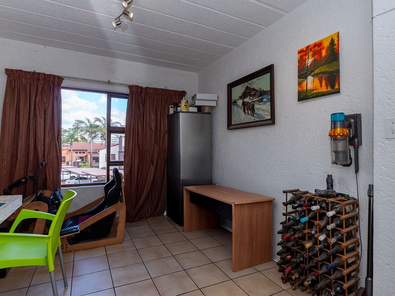 Spacious lock up and go apartment - Photo 9