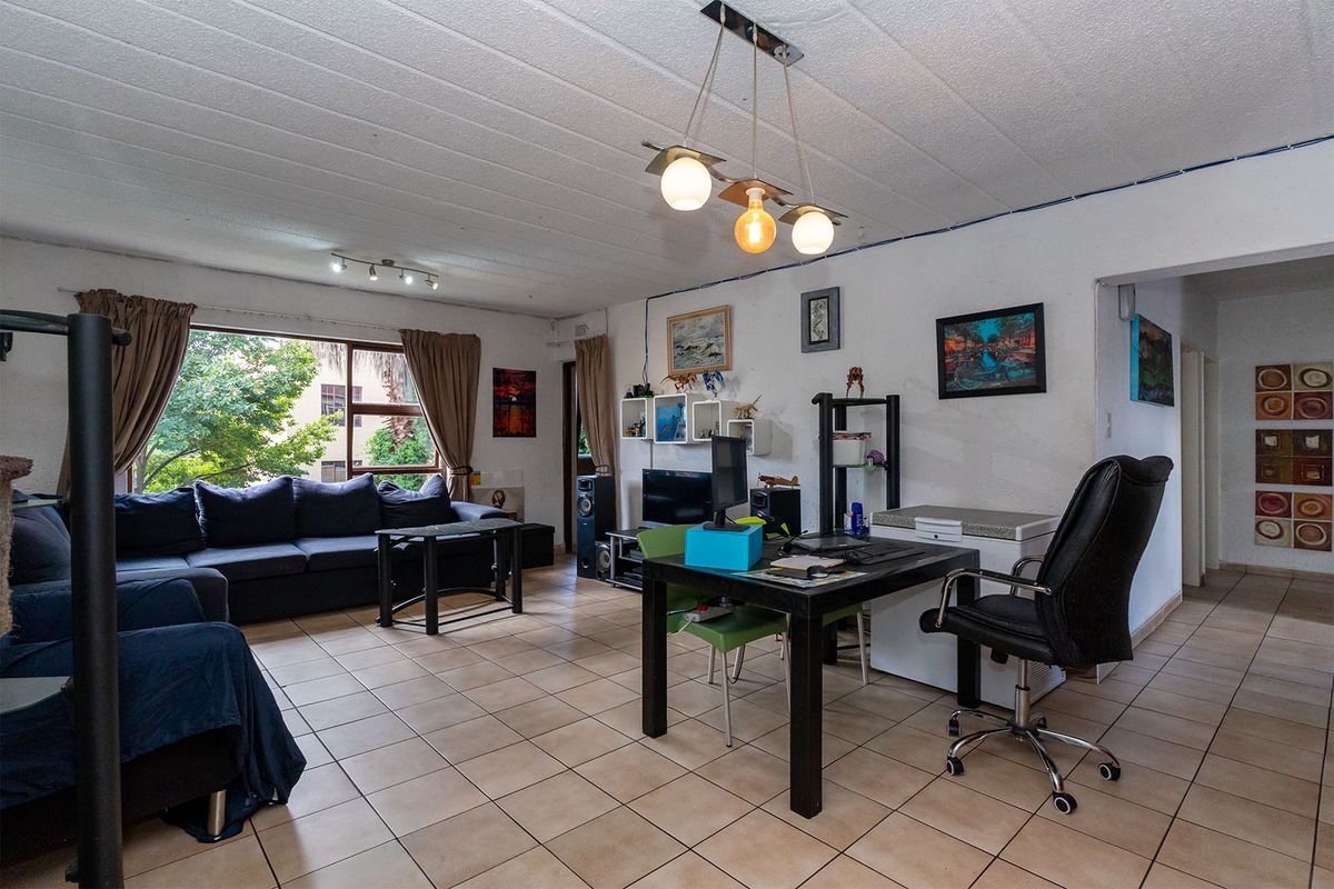 Spacious lock up and go apartment - Photo 4