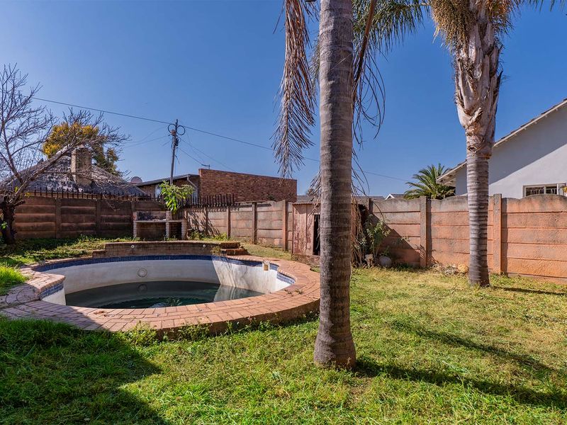 FREESTANDING 3-BED FAMILY HOME with a granny Flat  IN VAN DYK PARK! ✨ ​ - Photo 2