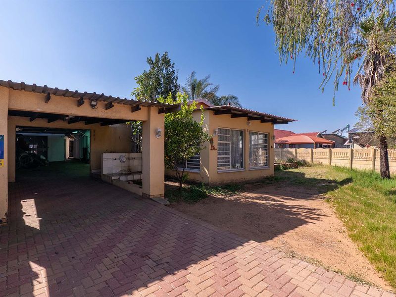 FREESTANDING 3-BED FAMILY HOME with a granny Flat  IN VAN DYK PARK! ✨ ​ - Photo 4