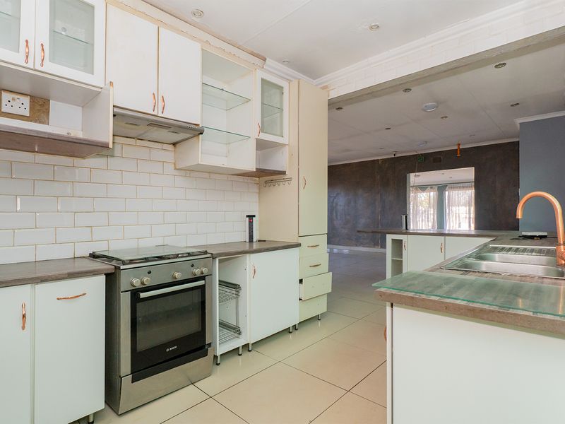 FREESTANDING 3-BED FAMILY HOME with a granny Flat  IN VAN DYK PARK! ✨ ​ - Photo 10