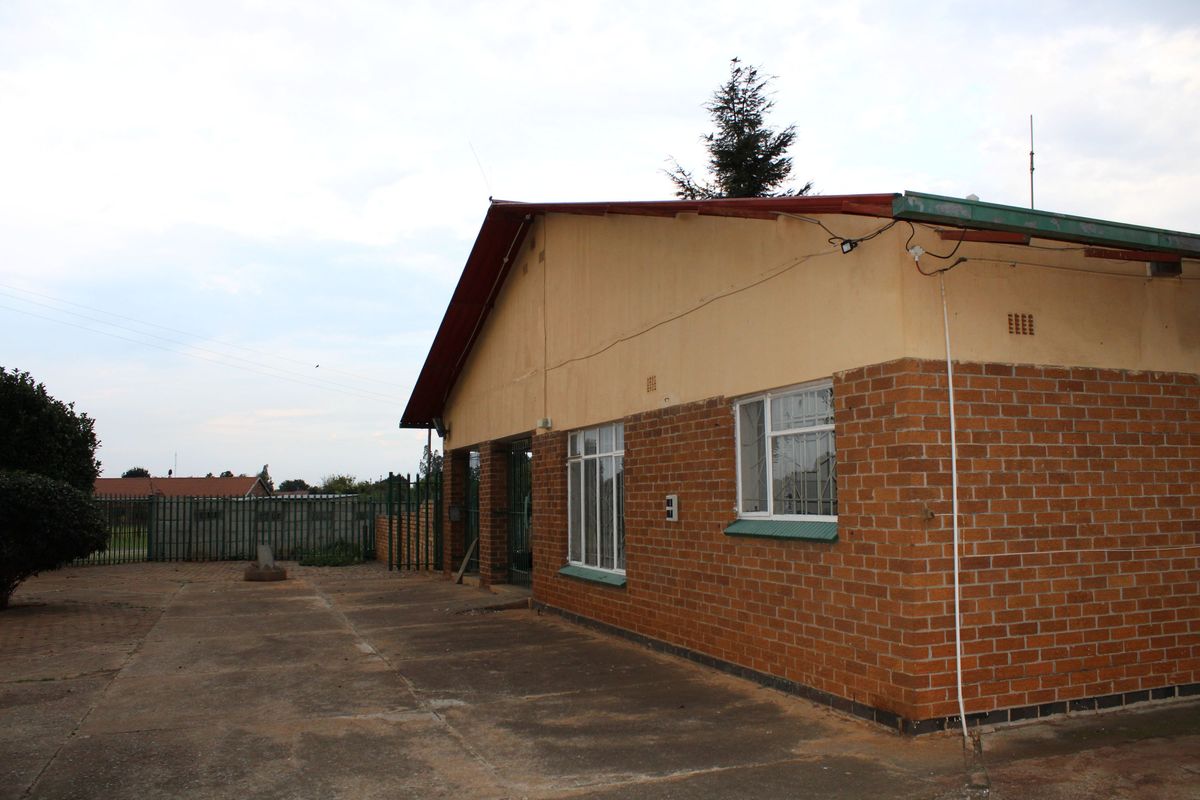 4-Bedroom Off-Grid Smallholding for Sale in Spaarwater AH - Photo 2