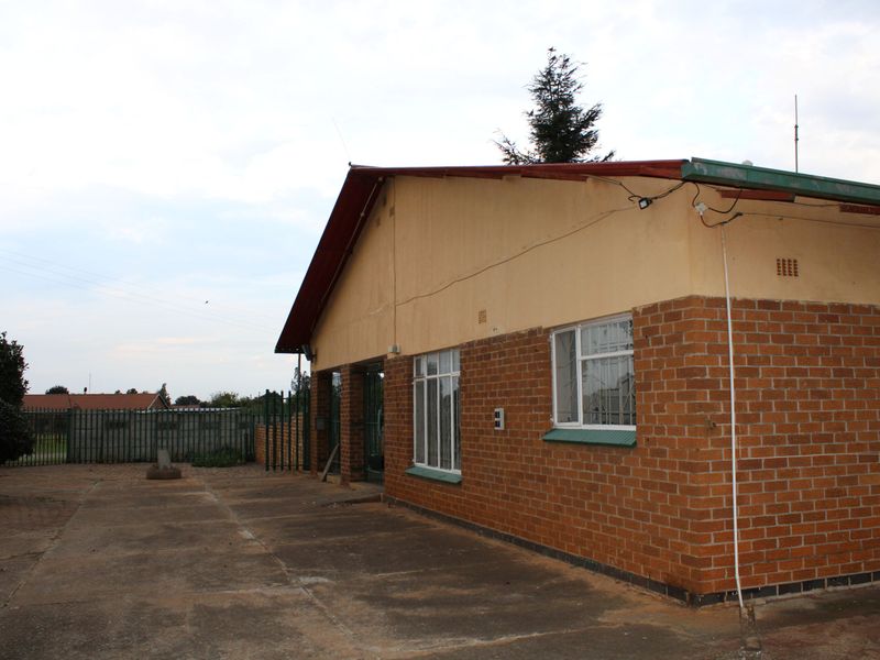 4-Bedroom Off-Grid Smallholding for Sale in Spaarwater AH - Photo 2