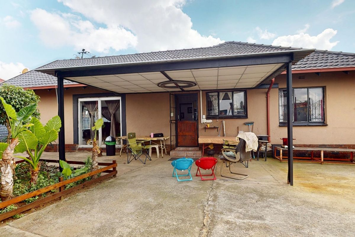 Spacious Family Home with Flatlet & Income Potential - Photo 2