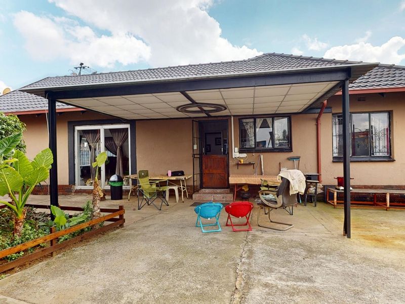 Spacious Family Home with Flatlet & Income Potential - Photo 2