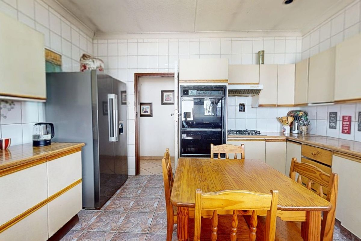 Spacious Family Home with Flatlet & Income Potential - Photo 5