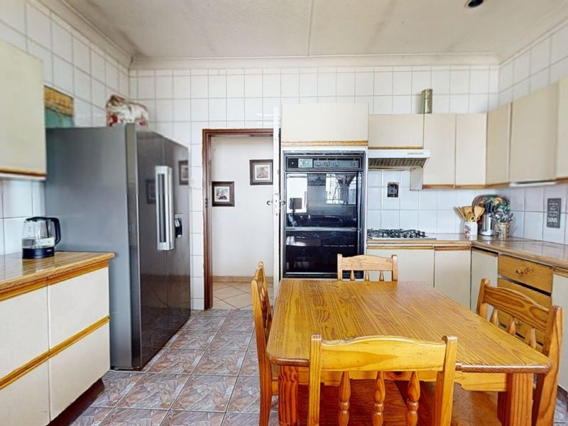 Spacious Family Home with Flatlet & Income Potential - Photo 5