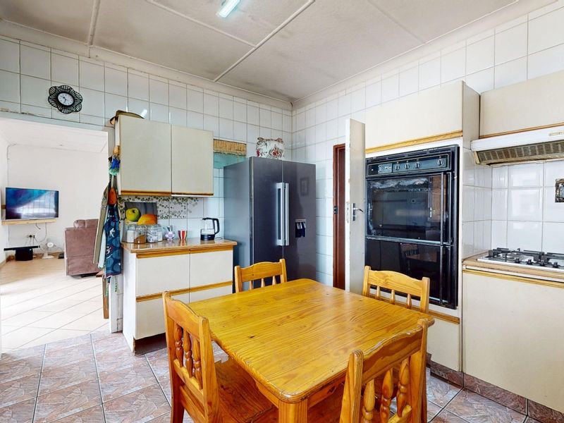 Spacious Family Home with Flatlet & Income Potential - Photo 6