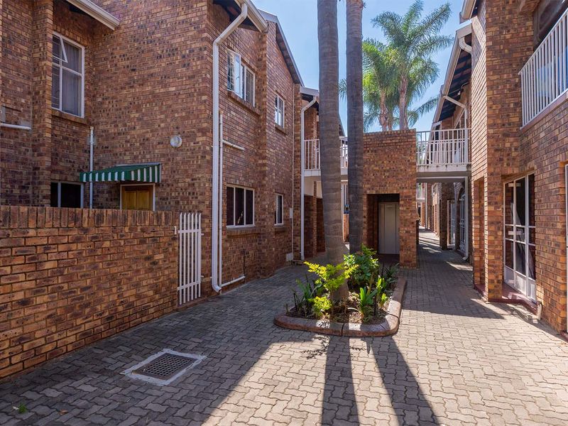 PERFECT, LARGE, SPACIOUS, UPSTAIRS LOCK UP AND GO UNIT. - Photo 4