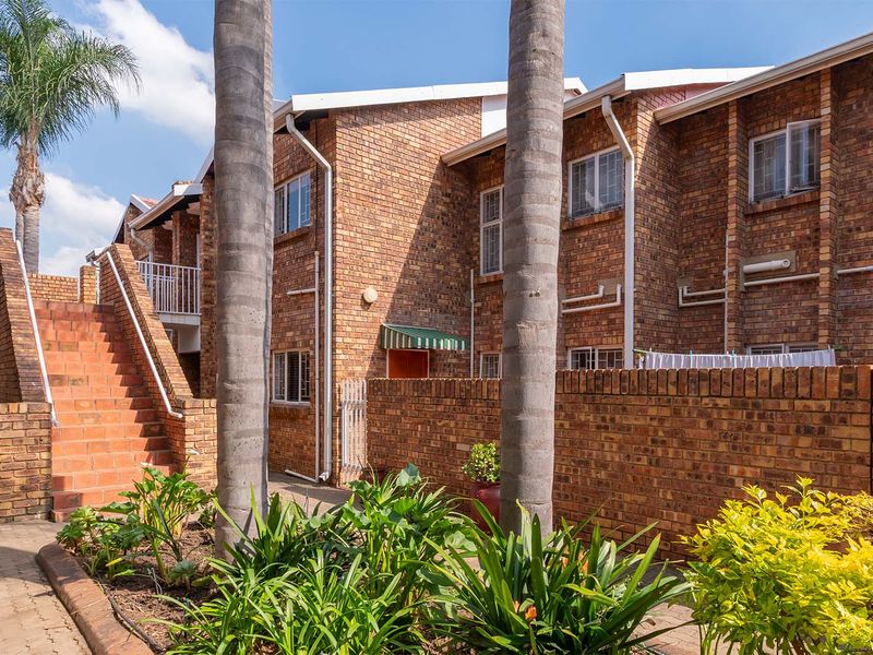 PERFECT, LARGE, SPACIOUS, UPSTAIRS LOCK UP AND GO UNIT. - Photo 3