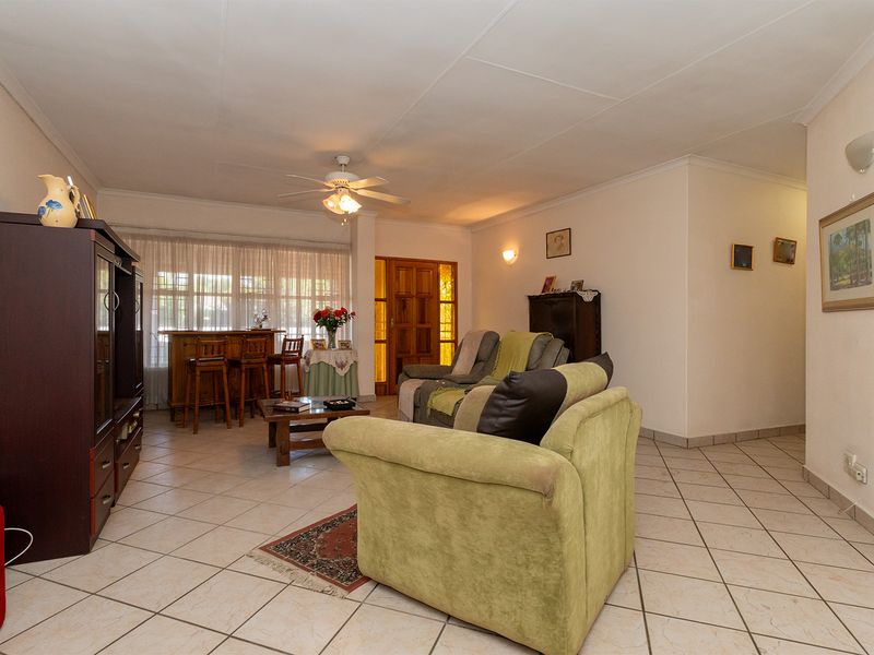 PERFECT, LARGE, SPACIOUS, UPSTAIRS LOCK UP AND GO UNIT. - Photo 5