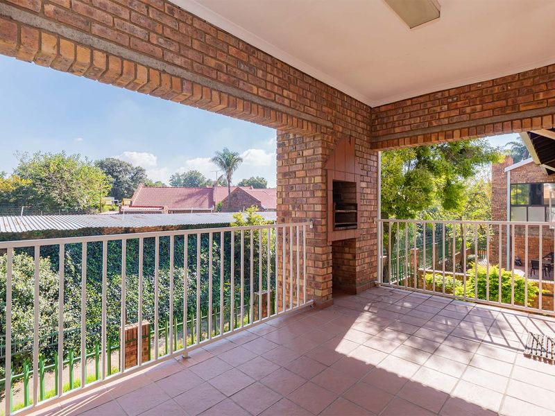 PERFECT, LARGE, SPACIOUS, UPSTAIRS LOCK UP AND GO UNIT. - Photo 1