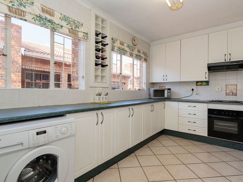 PERFECT, LARGE, SPACIOUS, UPSTAIRS LOCK UP AND GO UNIT. - Photo 10