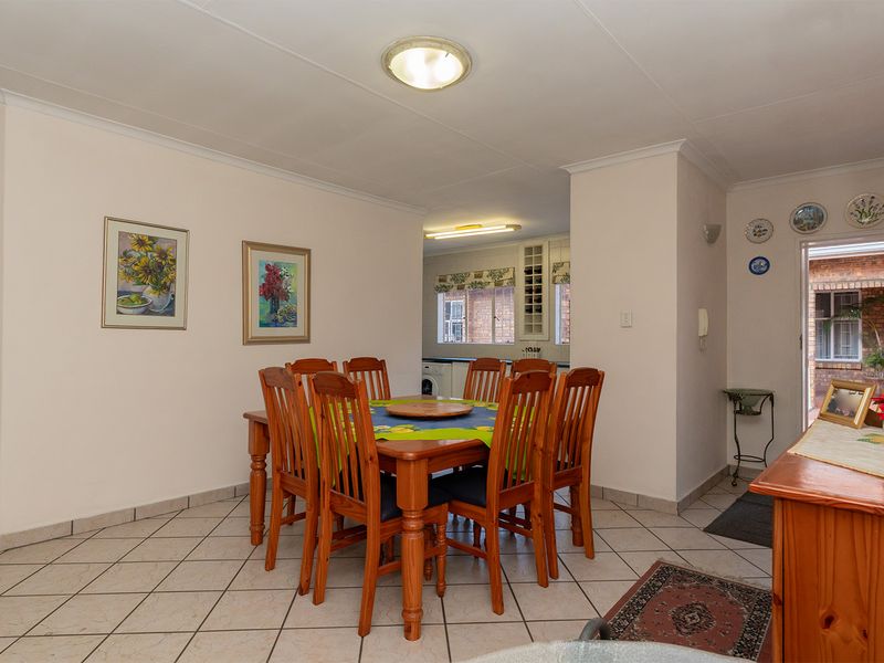 PERFECT, LARGE, SPACIOUS, UPSTAIRS LOCK UP AND GO UNIT. - Photo 9