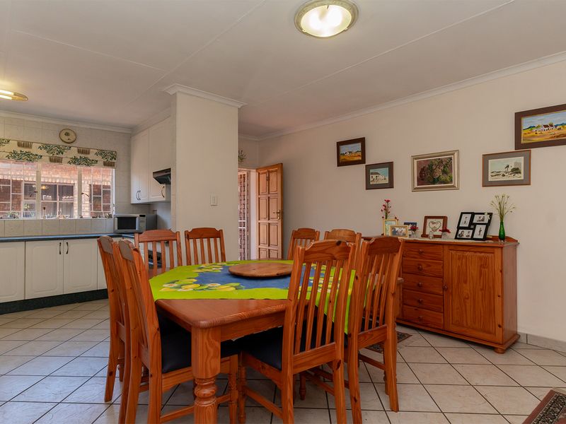 PERFECT, LARGE, SPACIOUS, UPSTAIRS LOCK UP AND GO UNIT. - Photo 8