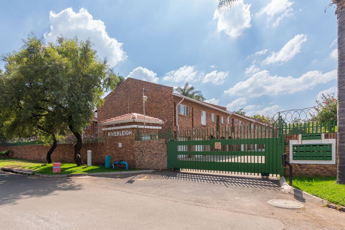 PERFECT, LARGE, SPACIOUS, UPSTAIRS LOCK UP AND GO UNIT. - Photo 2