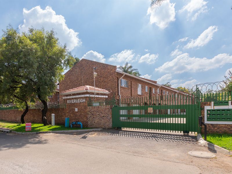 PERFECT, LARGE, SPACIOUS, UPSTAIRS LOCK UP AND GO UNIT. - Photo 2