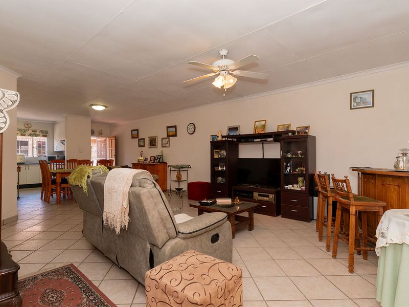 PERFECT, LARGE, SPACIOUS, UPSTAIRS LOCK UP AND GO UNIT. - Photo 7