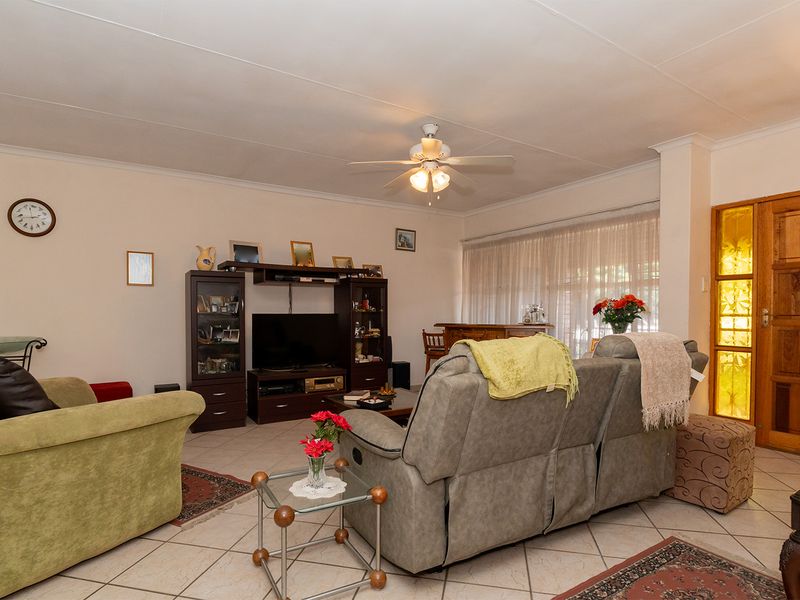 PERFECT, LARGE, SPACIOUS, UPSTAIRS LOCK UP AND GO UNIT. - Photo 6