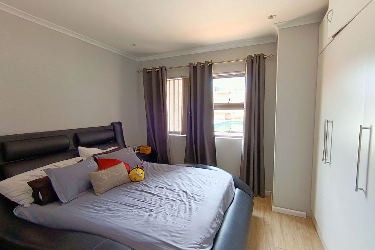 Prime Position Family Home & Modern Cottage - Photo 3