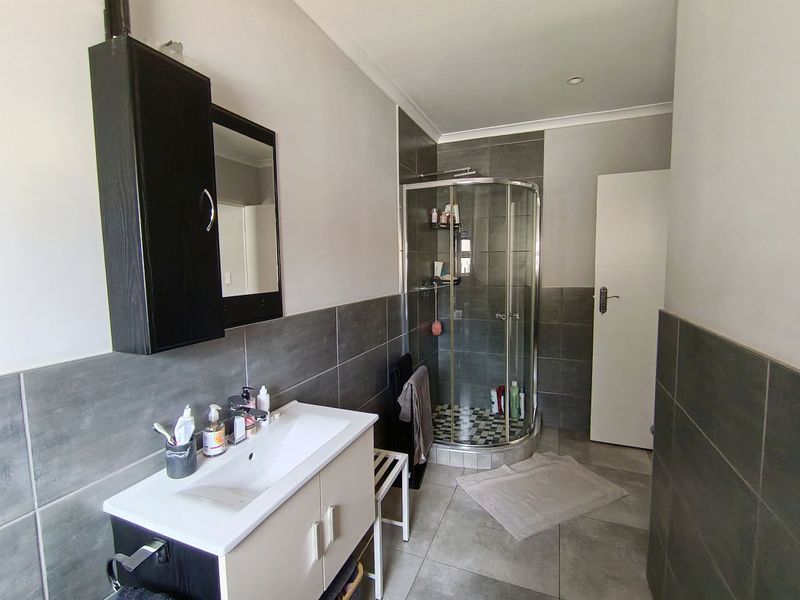 Prime Position Family Home & Modern Cottage - Photo 7