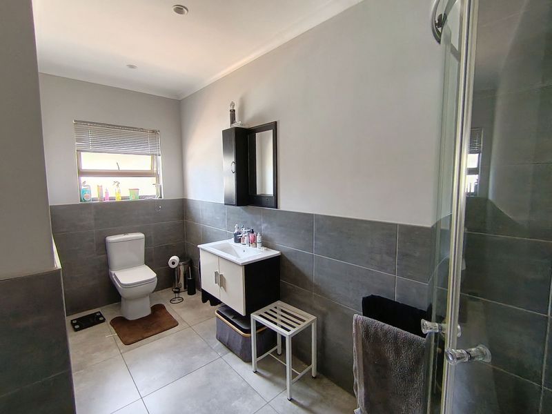 Prime Position Family Home & Modern Cottage - Photo 6