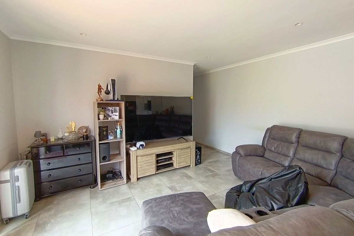 Prime Position Family Home & Modern Cottage - Photo 4