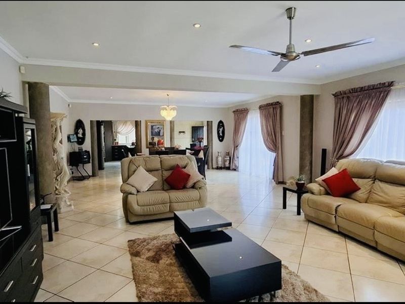 North Facing Family Home and  Garden Unit!!! - Photo 3