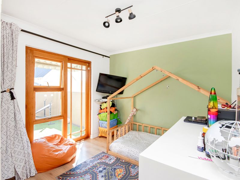 Modern, Move-In Ready Home in the Heart of Radiokop! - Photo 10