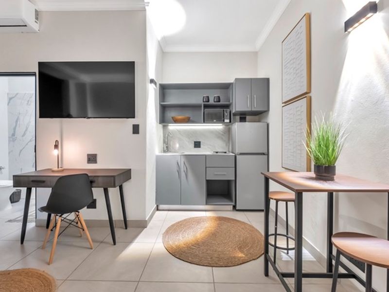 Modern Fully Furnished Studio Apartments in the Heart of Sandton - Photo 2