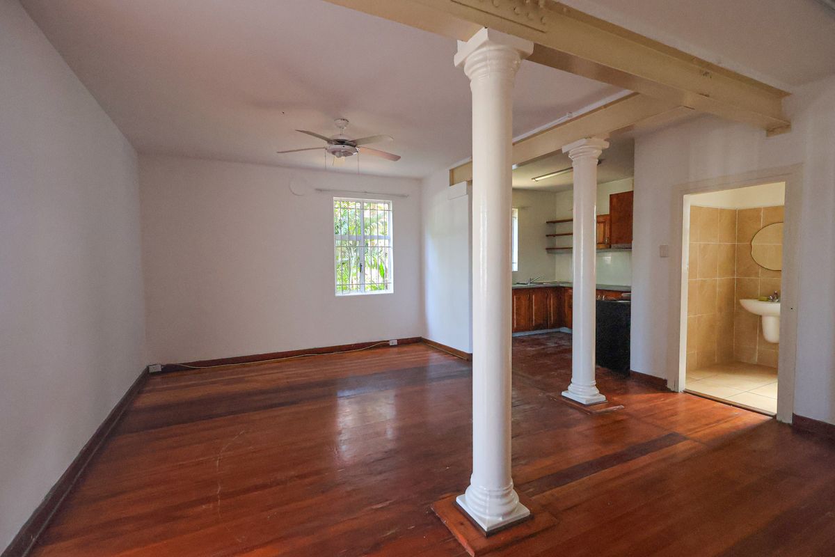 Secure Two Bedroom Apartment - Photo 2