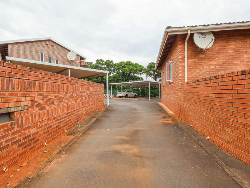 Spacious Four Bedroom Home with two flats generating income - Photo 5