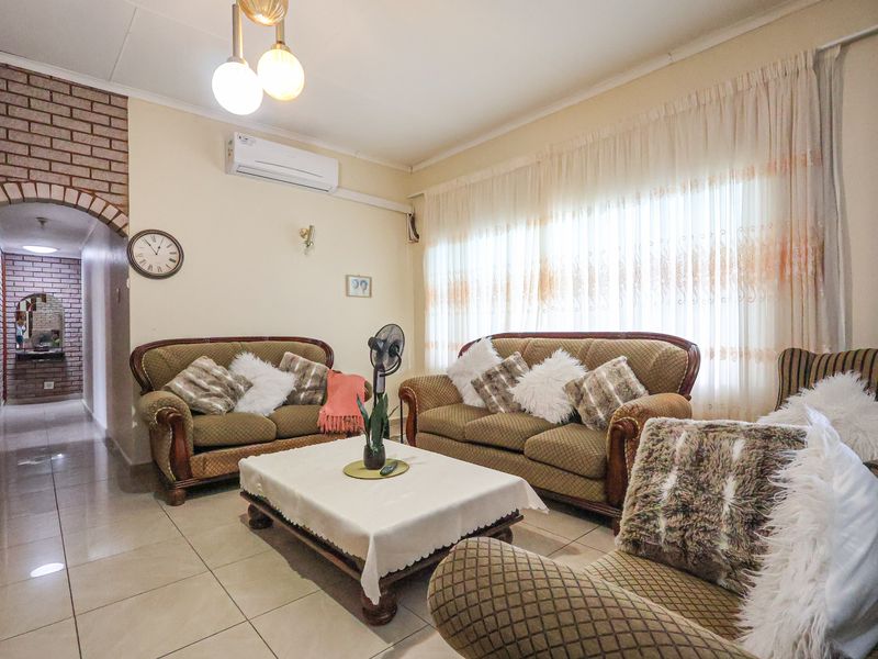 Spacious Four Bedroom Home with two flats generating income - Photo 10