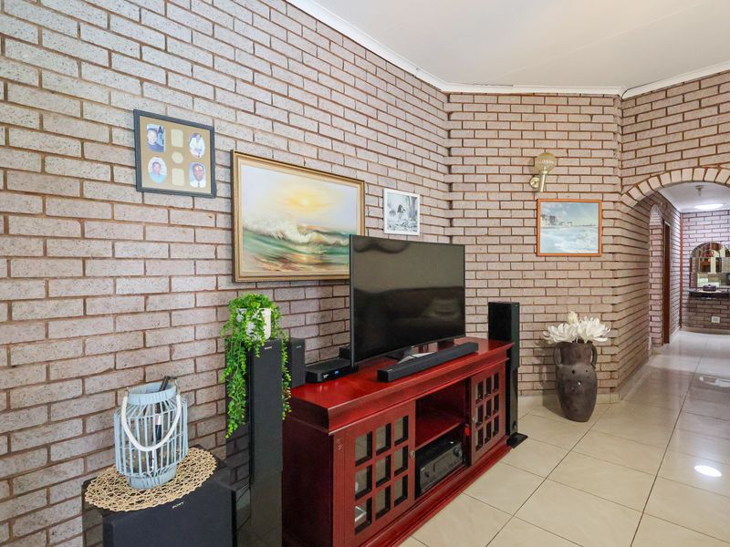 Spacious Four Bedroom Home with two flats generating income - Photo 8