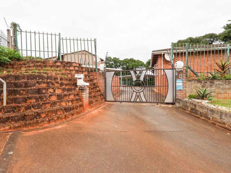 Spacious Four Bedroom Home with two flats generating income - Photo 4