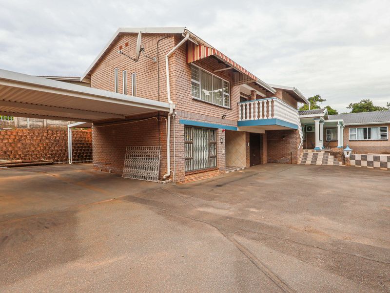 Spacious Four Bedroom Home with two flats generating income - Photo 3