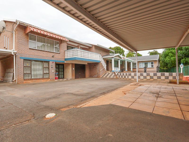 Spacious Four Bedroom Home with two flats generating income - Photo 2