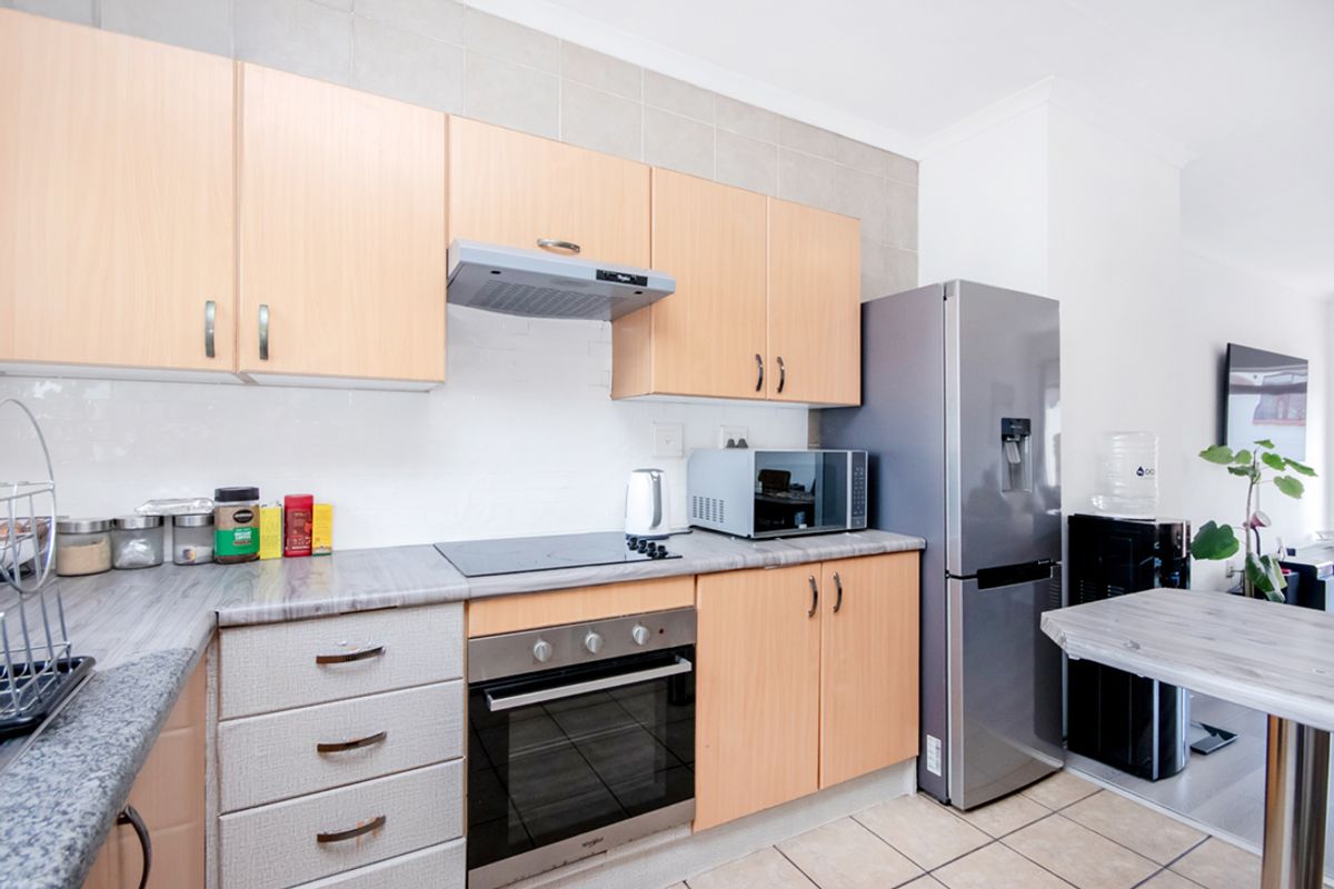 Spacious Top-Floor Apartment with Balcony & Scenic Views - Photo 5