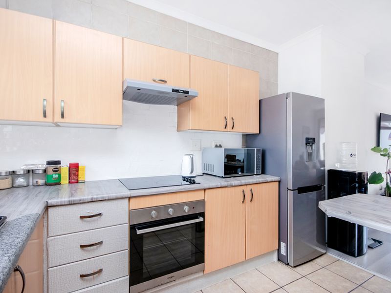 Spacious Top-Floor Apartment with Balcony & Scenic Views - Photo 5